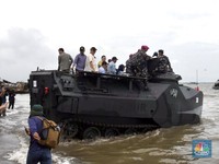 Naik Tank Amfibi, Titiek Soeharto Nyebur Cek Pembongkaran Pagar Laut