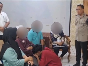 7 Pelajar Hendak Tawuran di Ciputat Dihukum Bersimpuh di Kaki Ortu
