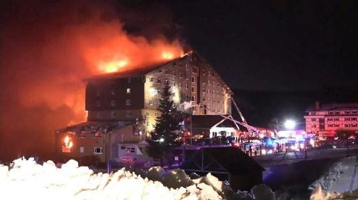 This handout photograph released by the Demiroren News Agency (DHA) on January 21, 2025, shows a fire on the fourth floor of the 11-storey hotel in Bolu's Kartalkaya ski resort. A fire erupted early on January 21, 2025, at a hotel in a popular Turkish ski resort in the central province of Bolu, killing 10 people and injuring 32, the interior minister said. (Photo by DHA (Demiroren News Agency) / AFP) / - Turkey OUT / RESTRICTED TO EDITORIAL USE - MANDATORY CREDIT 