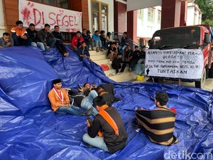 Massa Segel Kantor Bupati Mamasa Tuntut Pembayaran Gaji Aparat Desa