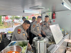 Dukung Asta Cita, Polda Metro Bagikan Makanan Bergizi ke Siswa SD di Jakbar