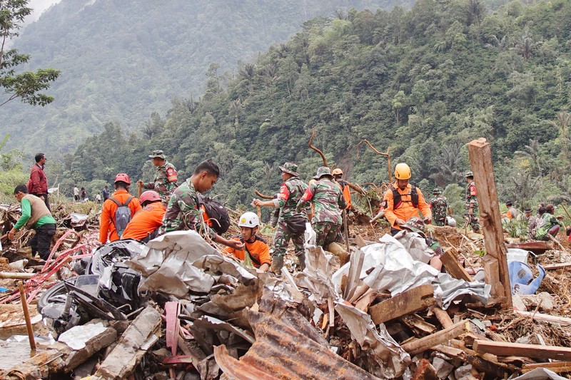 Anggota penyelamat dan perwira militer Indonesia mencari korban di lokasi tanah longsor yang disebabkan oleh hujan lebat di Pekalongan, provinsi Jawa Tengah, Indonesia, 22 Januari 2025. Anggota penyelamat dan perwira militer Indonesia mencari korban di lokasi tanah longsor yang disebabkan oleh hujan lebat di Pekalongan, provinsi Jawa Tengah, Indonesia, 22 Januari 2025. (REUTERS/Budi Purwanto)