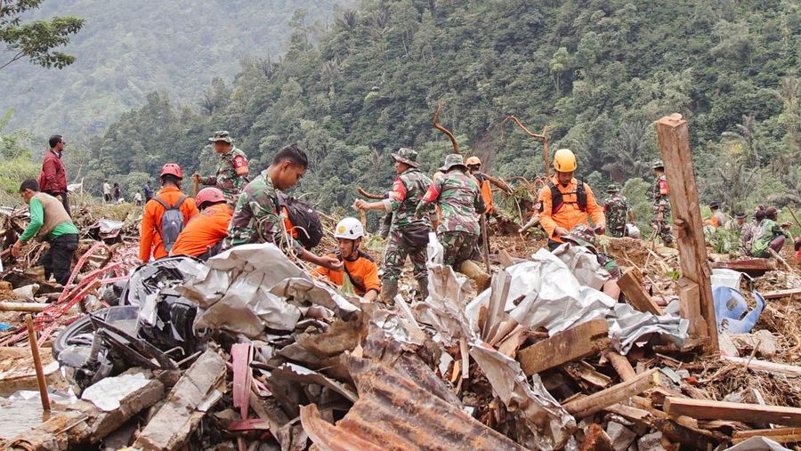 Anggota penyelamat dan perwira militer Indonesia mencari korban di lokasi tanah longsor yang disebabkan oleh hujan lebat di Pekalongan, provinsi Jawa Tengah, Indonesia, 22 Januari 2025. (REUTERS/Budi Purwanto)