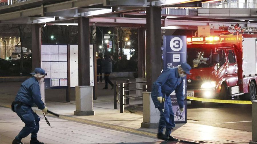 Anggota polisi memeriksa tempat kejadian penusukan di depan Stasiun JR Nagano di Nagano, prefektur Nagano, Jepang tengah, pada Rabu 22 Januari 2025. (Kyodo News via AP)