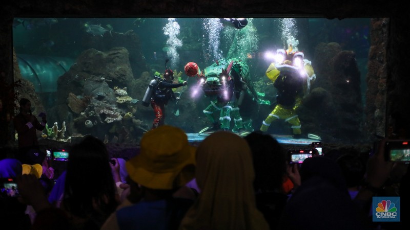 Atraksi barongsai menghibur pengunjung di akuarium SeaWorld Ancol, Jakarta, Kamis (23/1/2024). Atraksi barongsai menghibur pengunjung di akuarium SeaWorld Ancol, Jakarta, Kamis (23/1/2024). (CNBC Indonesia/Faisal Rahman)