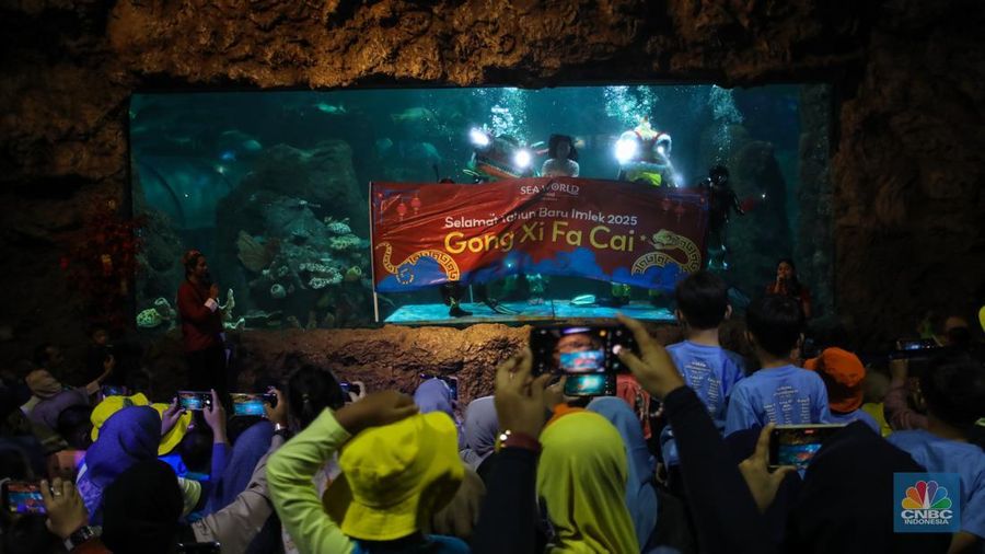 Atraksi barongsai menghibur pengunjung di akuarium SeaWorld Ancol, Jakarta, Kamis (23/1/2024). (CNBC Indonesia/Faisal Rahman)