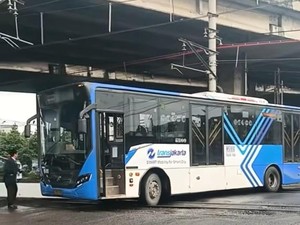 Hari Pertama Wajib Naik Transportasi Umum, Pramono Pakai Transjakarta