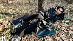7 Gaya Im Siwan Berpose Nyeleneh dengan Gaya Eksentrik Serba Balenciaga
