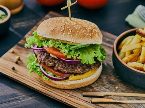 Gegara Lomba Makan Burger 3,2 Kg, Perut Pria Ini Membengkak