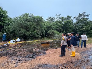 Pipa Minyak Bocor Cemari Sungai di PALI, Kobaran Api Dekati Permukiman Warga
