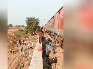Mau Selamatkan Diri, 12 Orang Berakhir Tewas Tertabrak Kereta di India