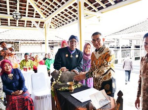 Menbud Terima 47 Arca Bersejarah dari Keluarga Go Tik Swan di Surakarta