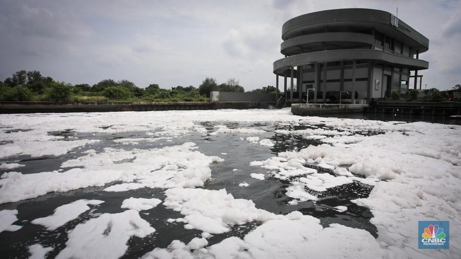 Kondisi permukaan air Kali Kamal Muara yang tertutup busa di kawasan Penjaringan, Jakarta, Kamis (23/1/2024). (CNBC Indonesia/Faisal Rahman)