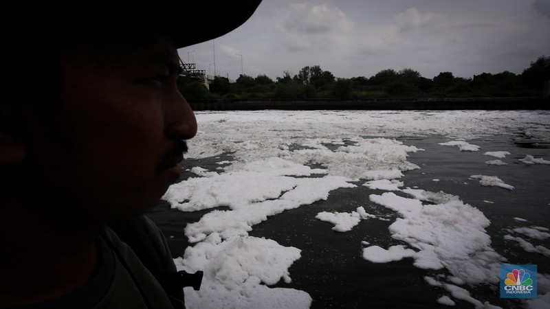 Kondisi permukaan air Kali Kamal Muara yang tertutup busa di kawasan Penjaringan, Jakarta, Kamis (23/1/2024). (CNBC Indonesia/Faisal Rahman) Kondisi permukaan air Kali Kamal Muara yang tertutup busa di kawasan Penjaringan, Jakarta, Kamis (23/1/2024). (CNBC Indonesia/Faisal Rahman)