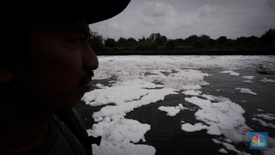 Kondisi permukaan air Kali Kamal Muara yang tertutup busa di kawasan Penjaringan, Jakarta, Kamis (23/1/2024). (CNBC Indonesia/Faisal Rahman)