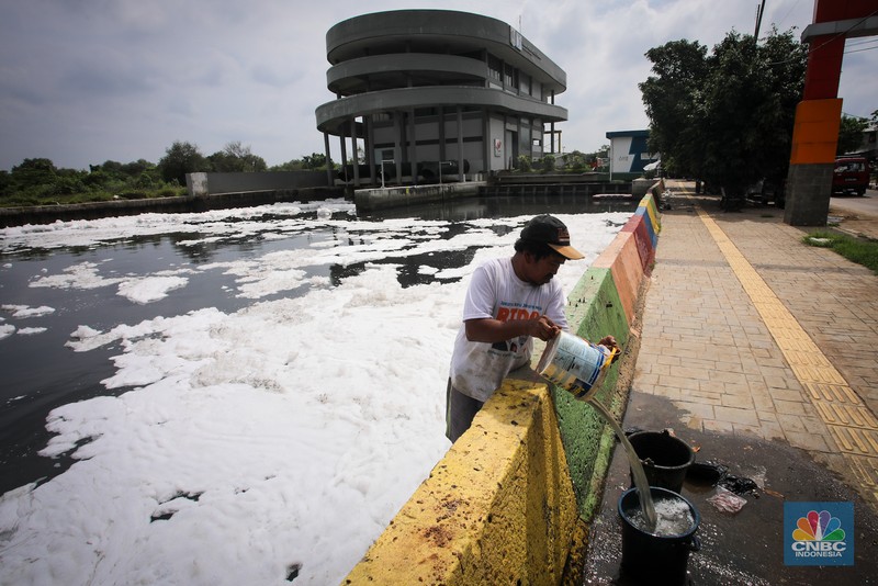 Kondisi permukaan air Kali Kamal Muara yang tertutup busa di kawasan Penjaringan, Jakarta, Kamis (23/1/2024). (CNBC Indonesia/Faisal Rahman)