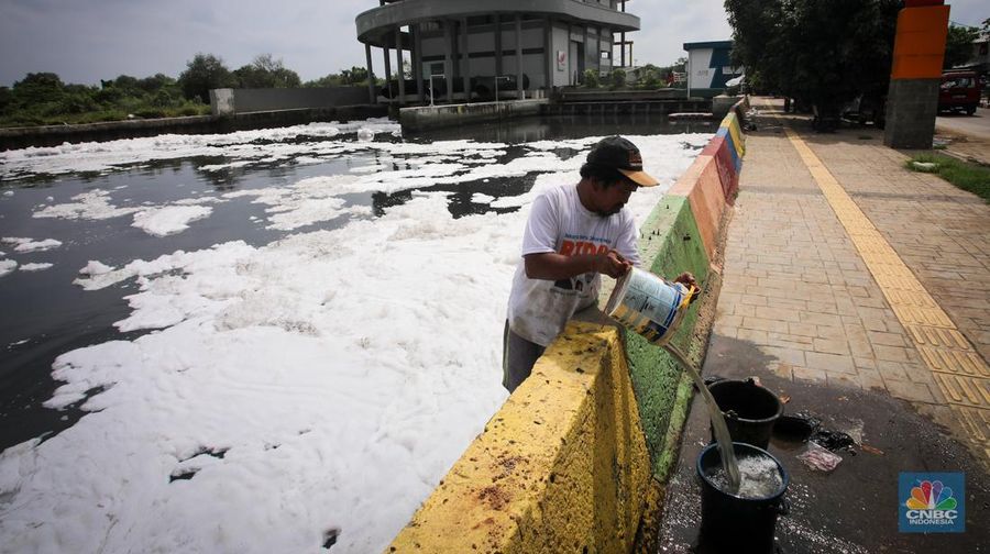 Kondisi permukaan air Kali Kamal Muara yang tertutup busa di kawasan Penjaringan, Jakarta, Kamis (23/1/2024). (CNBC Indonesia/Faisal Rahman)