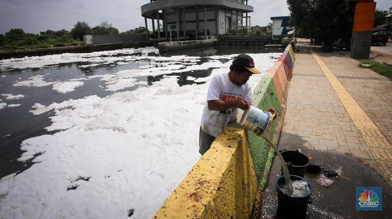 Kondisi permukaan air Kali Kamal Muara yang tertutup busa di kawasan Penjaringan, Jakarta, Kamis (23/1/2024). (CNBC Indonesia/Faisal Rahman)