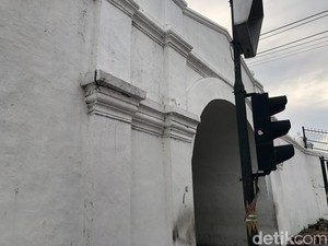 Ramai Plengkung Gading Mau Ditutup, Ternyata Bangunan Itu Sudah Retak-retak