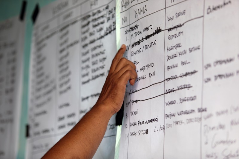 Anggota penyelamat dan perwira militer Indonesia mencari korban di lokasi tanah longsor yang disebabkan oleh hujan lebat di Pekalongan, provinsi Jawa Tengah, Indonesia, 22 Januari 2025. (REUTERS/Budi Purwanto)
