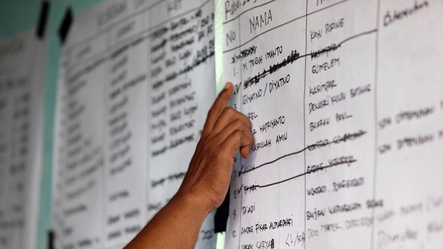 Anggota penyelamat dan perwira militer Indonesia mencari korban di lokasi tanah longsor yang disebabkan oleh hujan lebat di Pekalongan, provinsi Jawa Tengah, Indonesia, 22 Januari 2025. (REUTERS/Budi Purwanto)