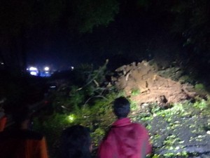 Tebing Lembah Koi Longsor, Jalur Cianjur-Puncak Lumpuh Sementara