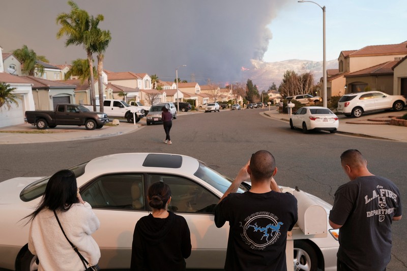 Seorang petugas pemadam kebakaran membawa obor tetes saat ia menyalakan api unggun untuk memadamkan Kebakaran Hughes yang membakar sepanjang lereng bukit di Castaic, California, Rabu, 22 Januari 2025. Seorang petugas pemadam kebakaran membawa obor tetes saat ia menyalakan api unggun untuk memadamkan Kebakaran Hughes yang membakar sepanjang lereng bukit di Castaic, California, Rabu, 22 Januari 2025. (AP Photo/Jae C. Hong)