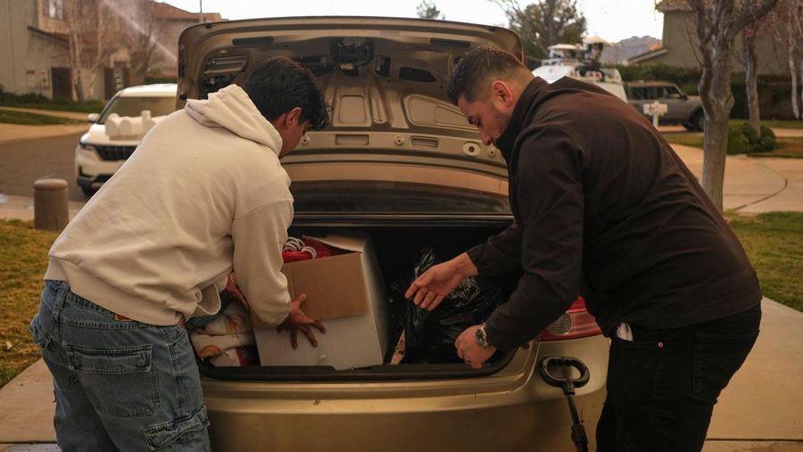Seorang petugas pemadam kebakaran membawa obor tetes saat ia menyalakan api unggun untuk memadamkan Kebakaran Hughes yang membakar sepanjang lereng bukit di Castaic, California, Rabu, 22 Januari 2025. (AP Photo/Jae C. Hong)