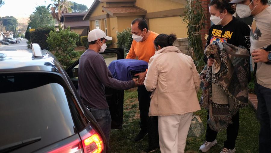 Seorang petugas pemadam kebakaran membawa obor tetes saat ia menyalakan api unggun untuk memadamkan Kebakaran Hughes yang membakar sepanjang lereng bukit di Castaic, California, Rabu, 22 Januari 2025. (AP Photo/Jae C. Hong)
