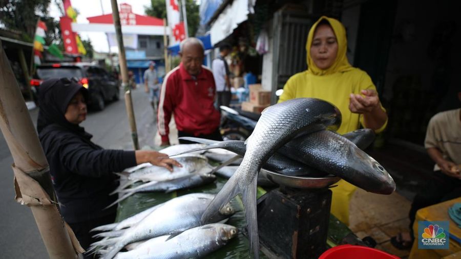 Penjual melayani pembeli ikan bandeng di kawasan Rawa Belong, Jakarta Barat, Kamis (23/1/2025). (CNBC Indonesia/Tri Susilo)