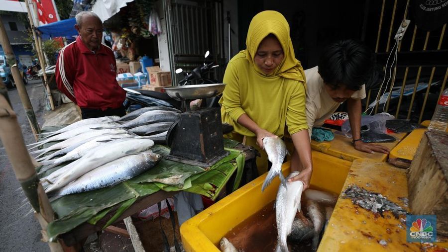 Penjual melayani pembeli ikan bandeng di kawasan Rawa Belong, Jakarta Barat, Kamis (23/1/2025). (CNBC Indonesia/Tri Susilo)