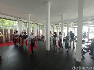 Melihat Keseruan Pelajar Cirebon Berlatih Kesenian Wayang Uwong