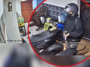 Diduga Bawa Senpi, Pencuri Bermasker Gasak Motor Warga Bandung