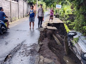 Senderan Jalan Jebol, Mobil Parkir di Kubu Karangasem Terperosok ke Jurang