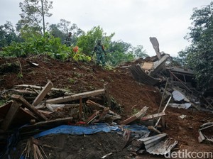 2 Orang Masih Tertimbun Longsor di Wonosalam Jombang