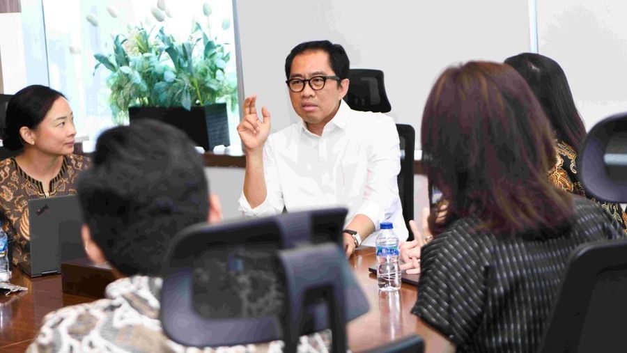 Wakil Menteri Perindustrian (Wamenperin) Faisol Riza memberikan pemaparan pada saat berkunjung ke kantor pusat Tokopedia, di Jakarta, pada Rabu (22/1/2025). (Dok. Kemenperin)