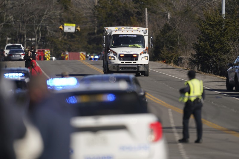 Foto ini disediakan oleh Kepolisian Metro Nashville, personel darurat berkumpul di luar Sekolah Menengah Antioch setelah insiden penembakan pada Rabu, 22 Januari 2025 di Nashville, Tenn. (Metro Nashville Police via AP)