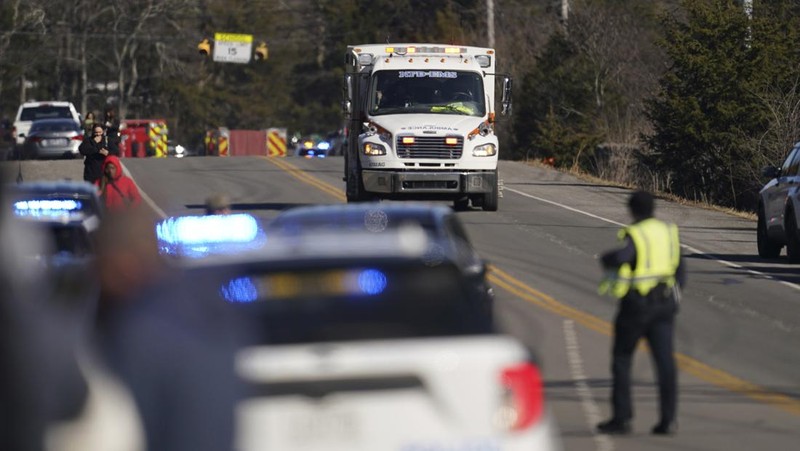 Foto ini disediakan oleh Kepolisian Metro Nashville, personel darurat berkumpul di luar Sekolah Menengah Antioch setelah insiden penembakan pada Rabu, 22 Januari 2025 di Nashville, Tenn. (Metro Nashville Police via AP)