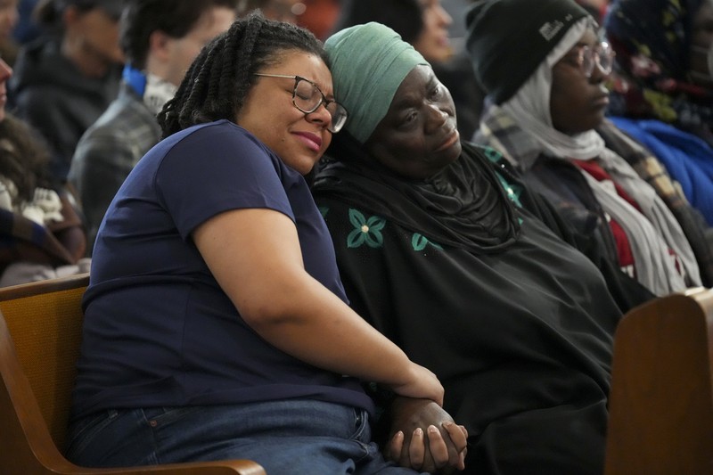 Foto ini disediakan oleh Kepolisian Metro Nashville, personel darurat berkumpul di luar Sekolah Menengah Antioch setelah insiden penembakan pada Rabu, 22 Januari 2025 di Nashville, Tenn. (Metro Nashville Police via AP)