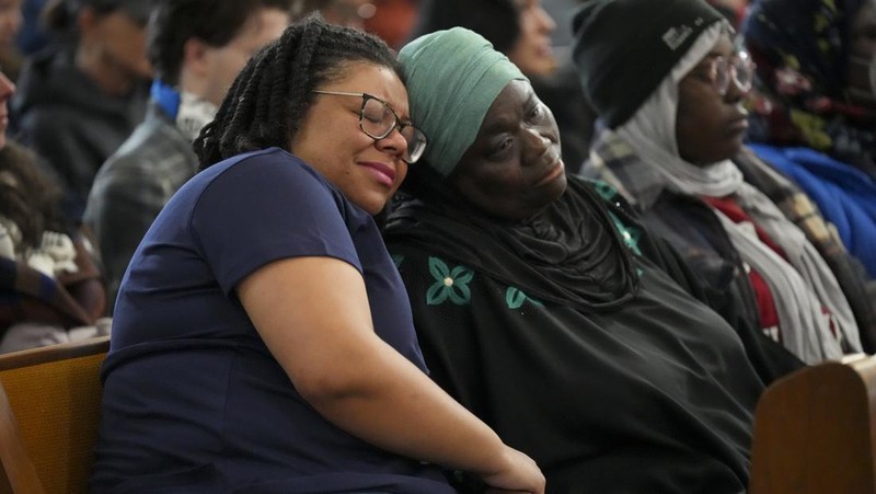 Foto ini disediakan oleh Kepolisian Metro Nashville, personel darurat berkumpul di luar Sekolah Menengah Antioch setelah insiden penembakan pada Rabu, 22 Januari 2025 di Nashville, Tenn. (Metro Nashville Police via AP)