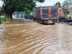 Banjir Rendam Jalur Pantura Cirebon Sebabkan Kemacetan Panjang