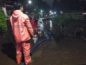 Aliran Sungai Tersumbat Bambu, Rumah Warga di Malang Terendam Banjir