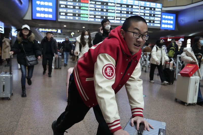 LUNAR-NEWYEAR/CHINA-SHANGHAI People wait for their train at the waiting hall during the Spring festival travel rush ahead of the Lunar New Year, at Shanghai Hongqiao railway station in Shanghai, China, January 24, 2025. REUTERS/Go Nakamura TPX IMAGES OF THE DAY