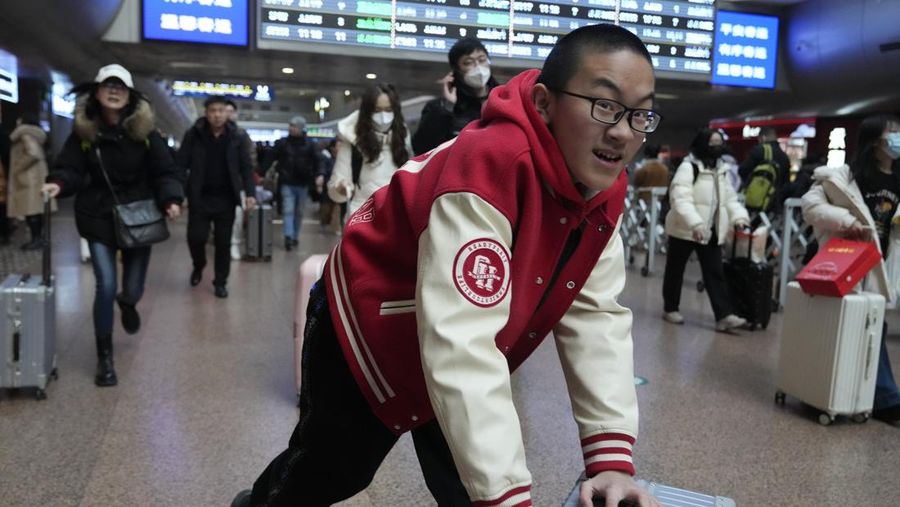 People wait for their train at the waiting hall during the Spring festival travel rush ahead of the Lunar New Year, at Shanghai Hongqiao railway station in Shanghai, China, January 24, 2025.  REUTERS/Go Nakamura     TPX IMAGES OF THE DAY