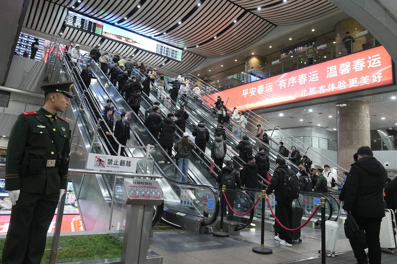 LUNAR-NEWYEAR/CHINA-SHANGHAI People wait for their train at the waiting hall during the Spring festival travel rush ahead of the Lunar New Year, at Shanghai Hongqiao railway station in Shanghai, China, January 24, 2025. REUTERS/Go Nakamura TPX IMAGES OF THE DAY