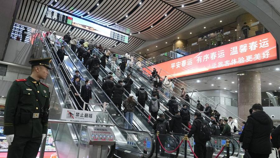 People wait for their train at the waiting hall during the Spring festival travel rush ahead of the Lunar New Year, at Shanghai Hongqiao railway station in Shanghai, China, January 24, 2025.  REUTERS/Go Nakamura     TPX IMAGES OF THE DAY