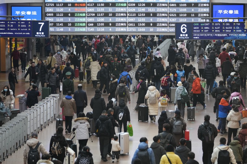 LUNAR-NEWYEAR/CHINA-SHANGHAI People wait for their train at the waiting hall during the Spring festival travel rush ahead of the Lunar New Year, at Shanghai Hongqiao railway station in Shanghai, China, January 24, 2025. REUTERS/Go Nakamura TPX IMAGES OF THE DAY