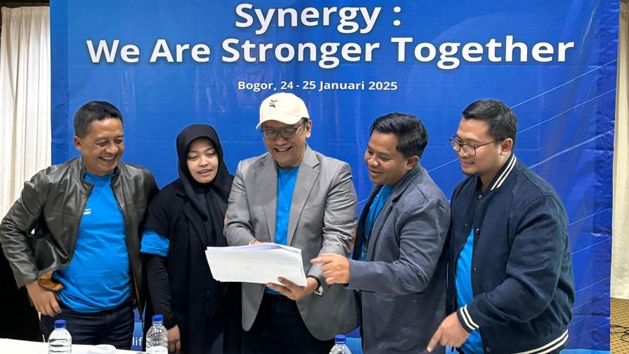 Direksi & Jajaran Manajemen PertaLife Insurance menyampaikan paparan kinerja di acara Media Gathering, di Bogor, Jumat, (24/1/2025). (Dok. Mentari Puspadini)