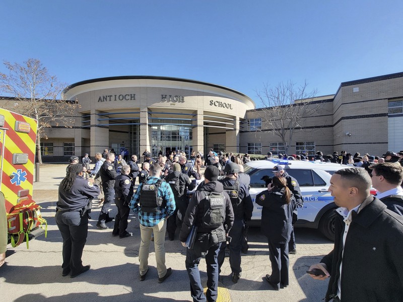Foto ini disediakan oleh Kepolisian Metro Nashville, personel darurat berkumpul di luar Sekolah Menengah Antioch setelah insiden penembakan pada Rabu, 22 Januari 2025 di Nashville, Tenn. Foto ini disediakan oleh Kepolisian Metro Nashville, personel darurat berkumpul di luar Sekolah Menengah Antioch setelah insiden penembakan pada Rabu, 22 Januari 2025 di Nashville, Tenn. (Metro Nashville Police via AP)