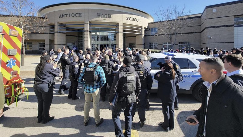Foto ini disediakan oleh Kepolisian Metro Nashville, personel darurat berkumpul di luar Sekolah Menengah Antioch setelah insiden penembakan pada Rabu, 22 Januari 2025 di Nashville, Tenn. (Metro Nashville Police via AP)